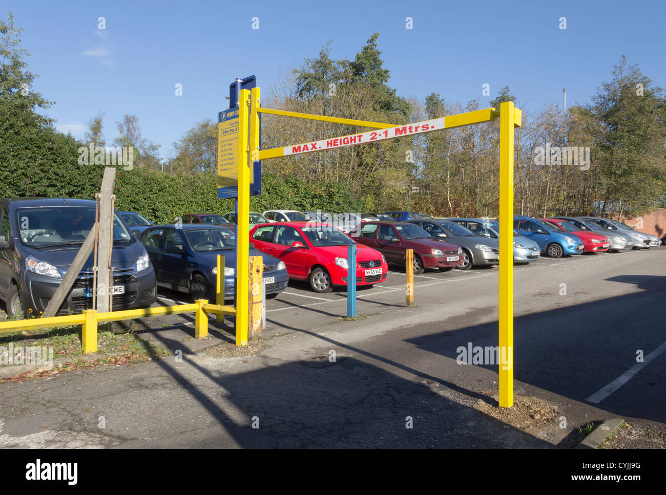 Parkplatz 2,1 Meter hohe Höhe Barriere für Einschränkungen bei Kay Straße Parkplatz, Bolton. Die Anlage wird von Euro Car Parks geführt. Stockfoto