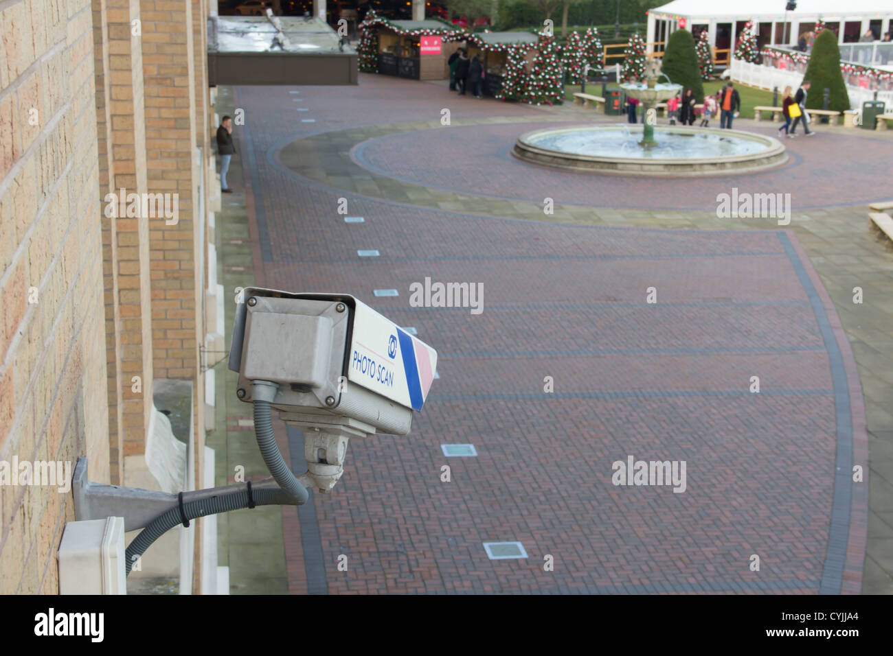 Überwachungskamera gebrandmarkt "Foto-Scan" an der Außenwand der Selfridges Gebäude im Trafford Centre, Manchester. Stockfoto