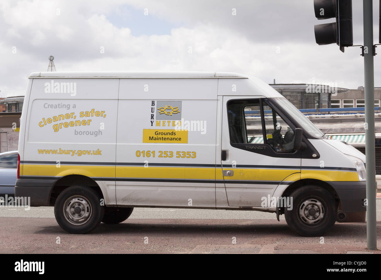 Ford Transit van von Bury Metropolitan Borough Council Garten Instandhaltungsabteilung, parkte auf einem Mittelstreifen betrieben. Stockfoto