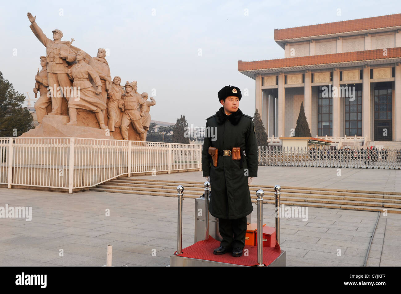 CHINA Beijing Tiananmen Quadrat, Soldat vor Denkmal für die Helden und Menschen große Halle des Volkes Stockfoto