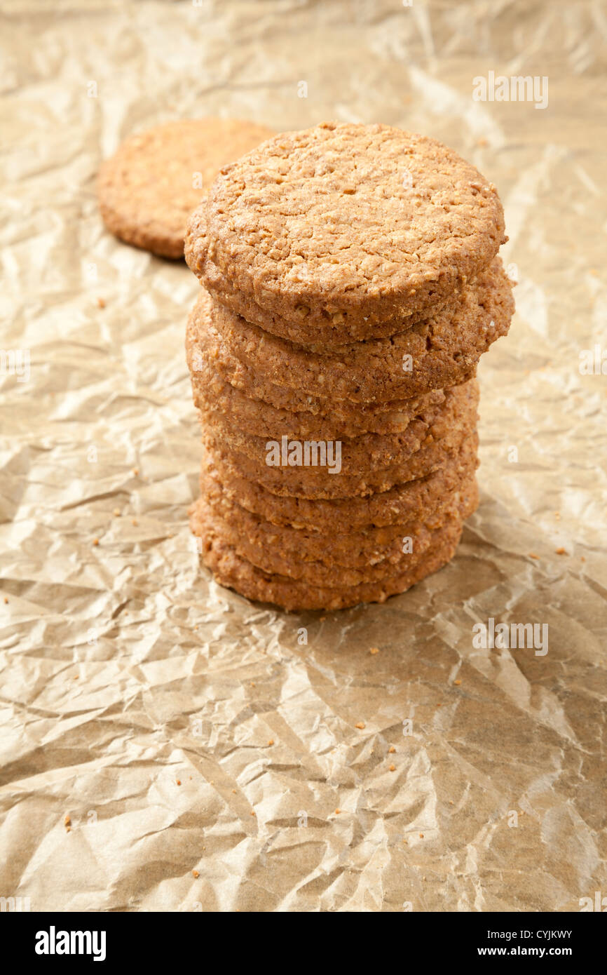 Hafer-Kekse auf Backpapier Stockfoto