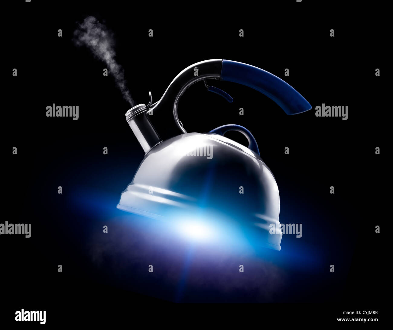 Teekanne mit kochendem Wasser auf schwarzem Hintergrund. Blaue Leuchten wie aus dem Raumschiff Motor unter dem Kessel. Stockfoto