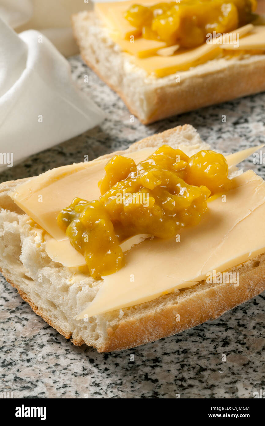 Käse und Piccalilli sandwich Stockfoto