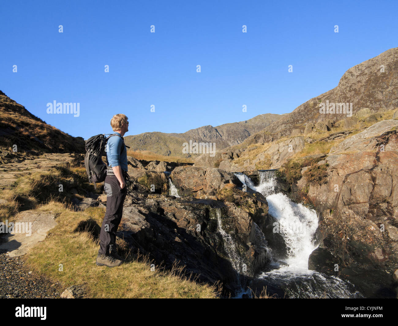 Walker Wasserfall am Fluss Afon Cwm Llan Watkin Weg Weg bis Snowdon in Snowdonia-Nationalpark, North Wales, UK, Großbritannien Stockfoto