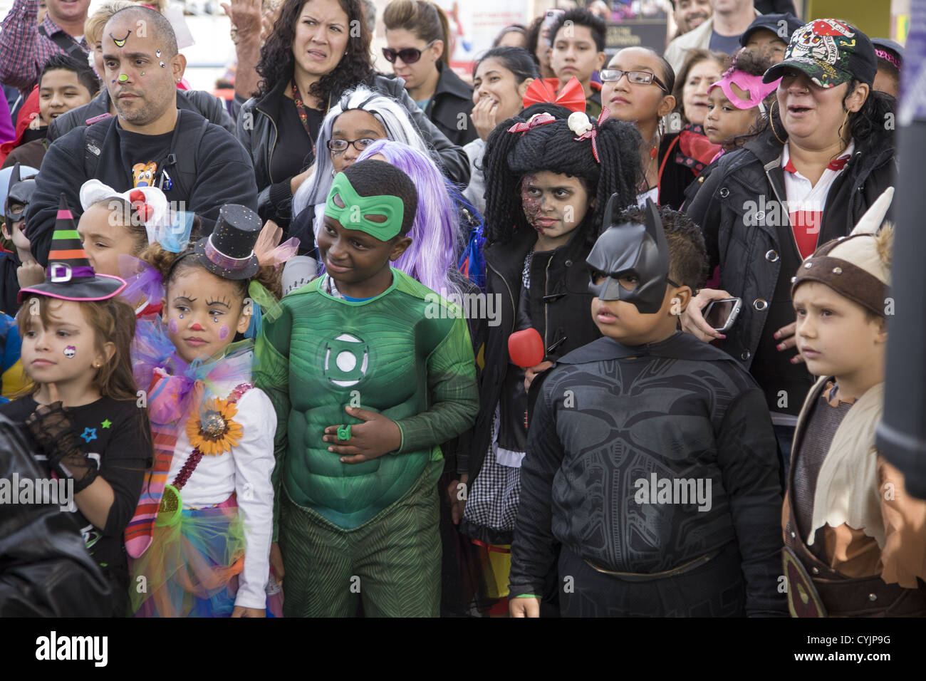 Coney Island-Halloween-Parade in Brooklyn, New York. Kinder Kostüm, unterhalten und begeistert durch ein Sword Swallower. Stockfoto