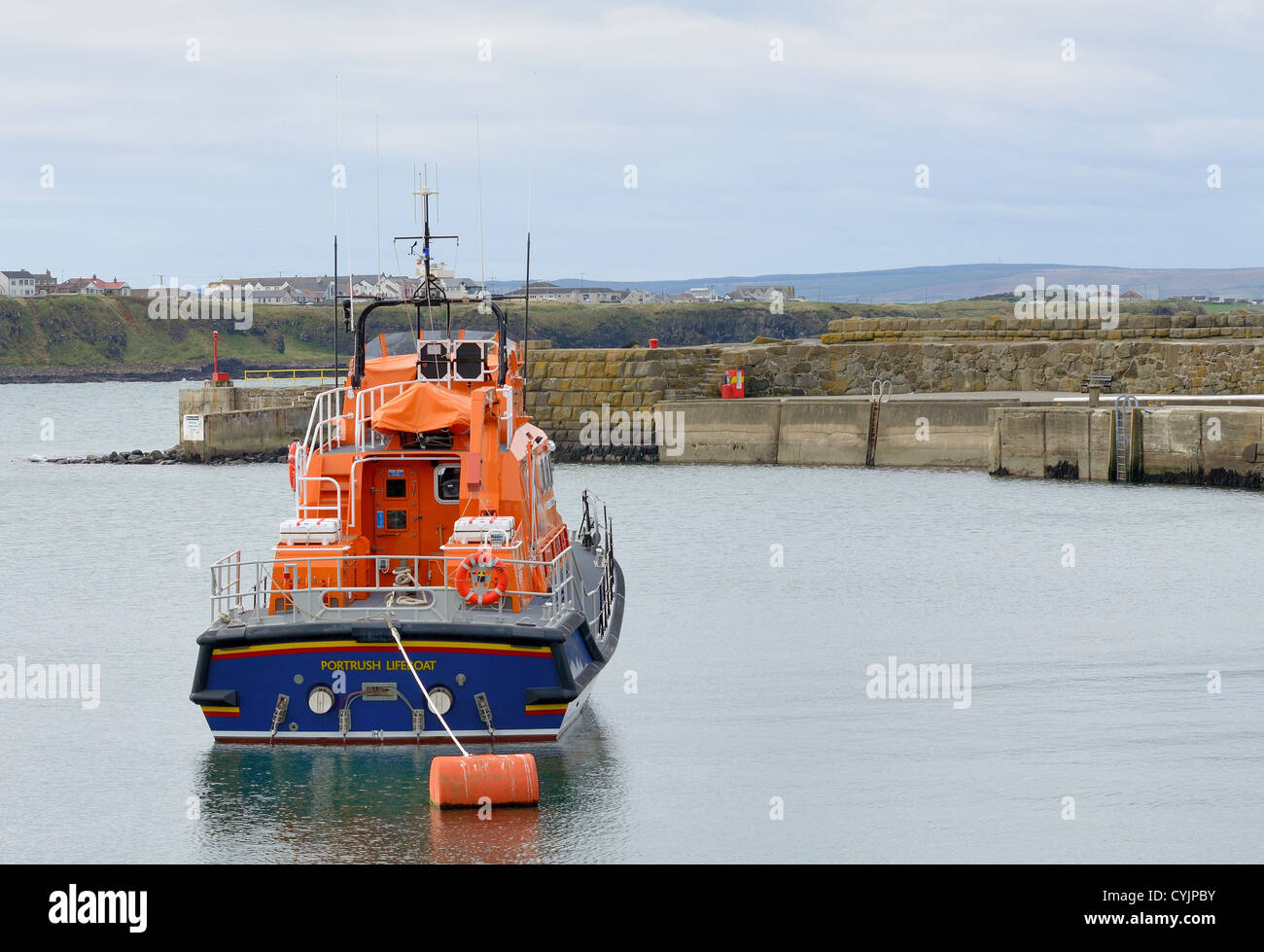 Rettungsboot Anker im Hafen in Portrush - Nordirland. Stockfoto