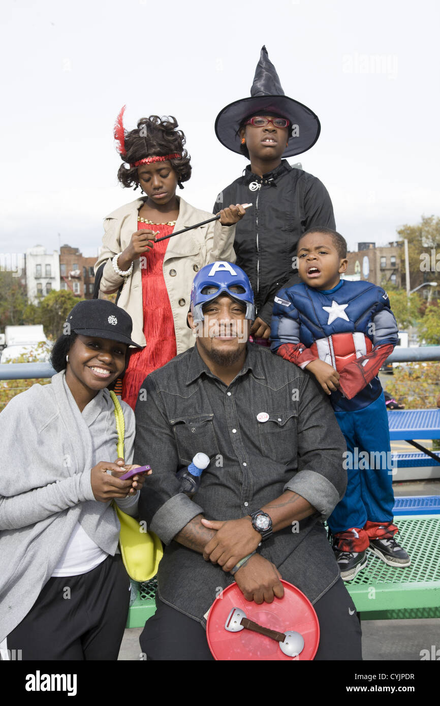 Coney Island-Halloween-Parade in Brooklyn, New York. Familie bereit, in die Parade zu marschieren. Stockfoto