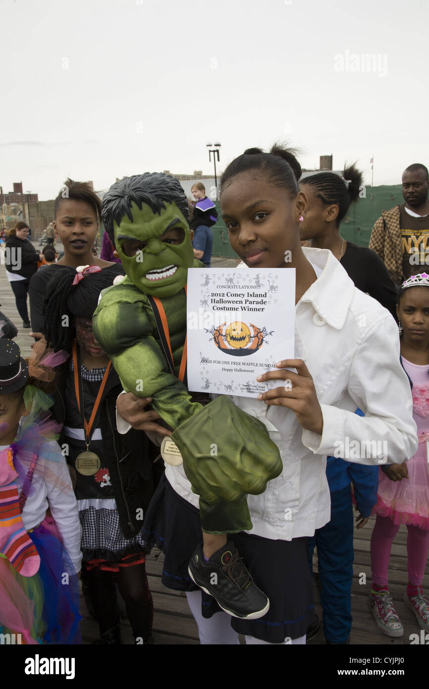 Coney Island Halloween Parade in Brooklyn, NY. Mama hält Sohn, der einen Preis für sein Kostüm gewonnen. Stockfoto