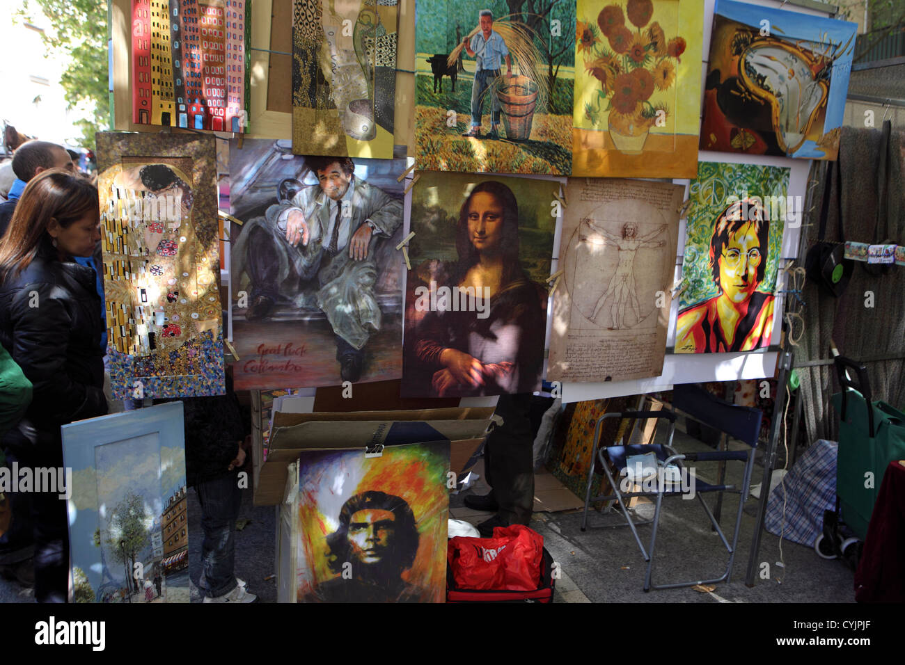 Kopien der berühmten Bilder Kulturikonen Kunstwerke Kunstwerke zum Verkauf El Rastro Straßenmarkt, Madrid, Spanien Stockfoto