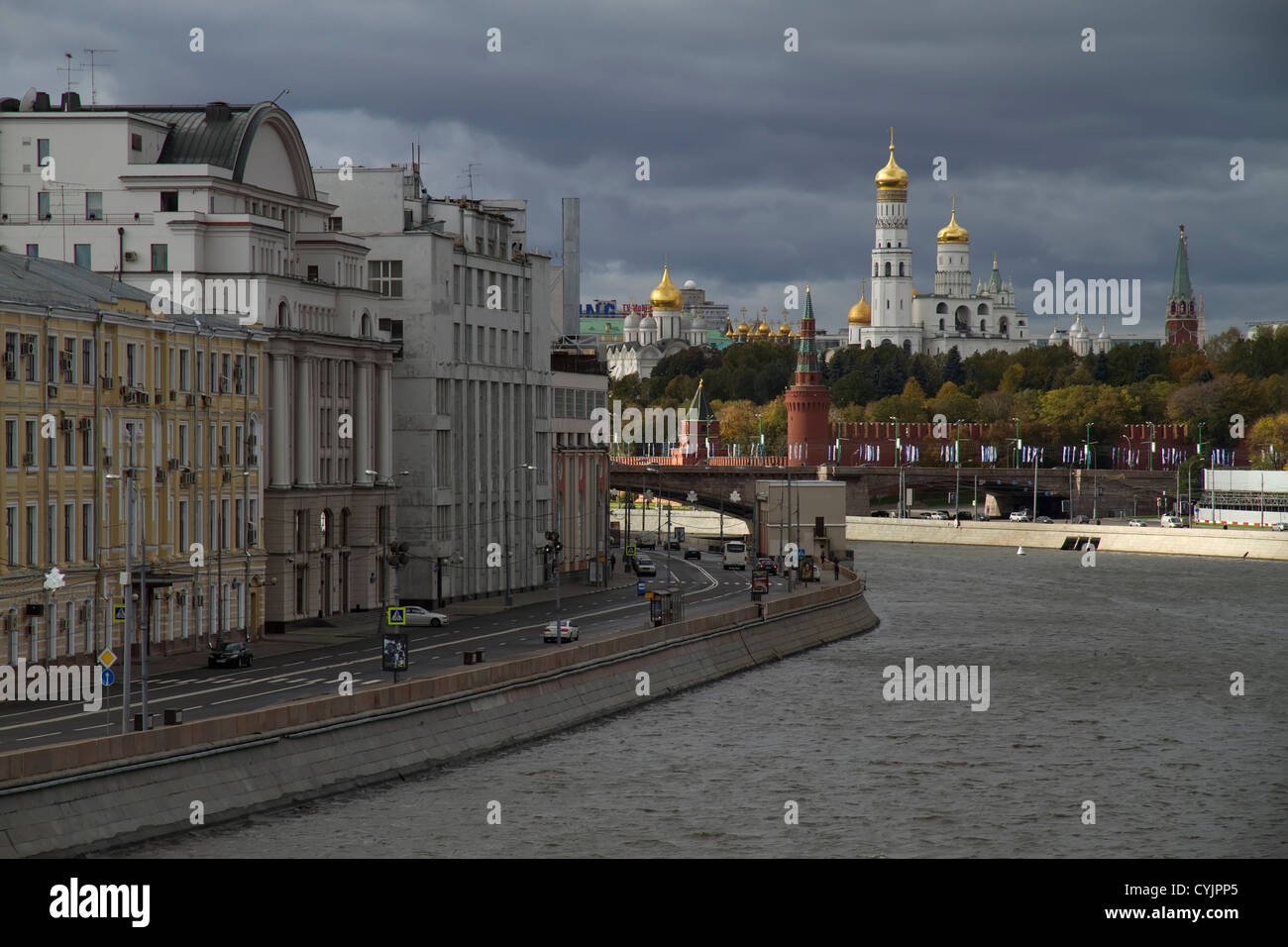 Moskau, Russland, Blick auf den Kreml, Kathedralen und Fluss im bewölkten Tag. Stockfoto