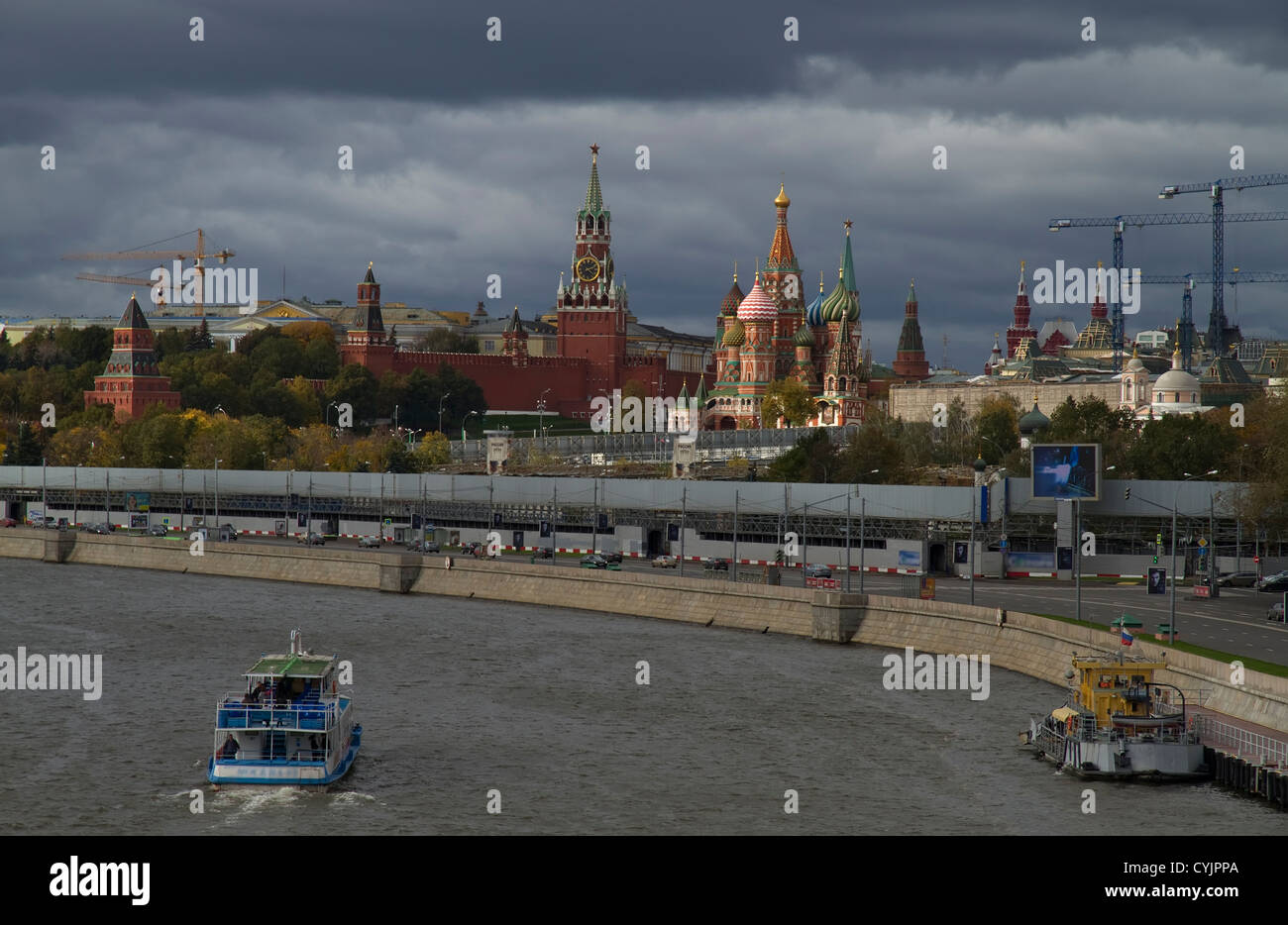 Moskau, Russland, Blick auf Fluss und Kreml, dramatische Wolken. Stockfoto