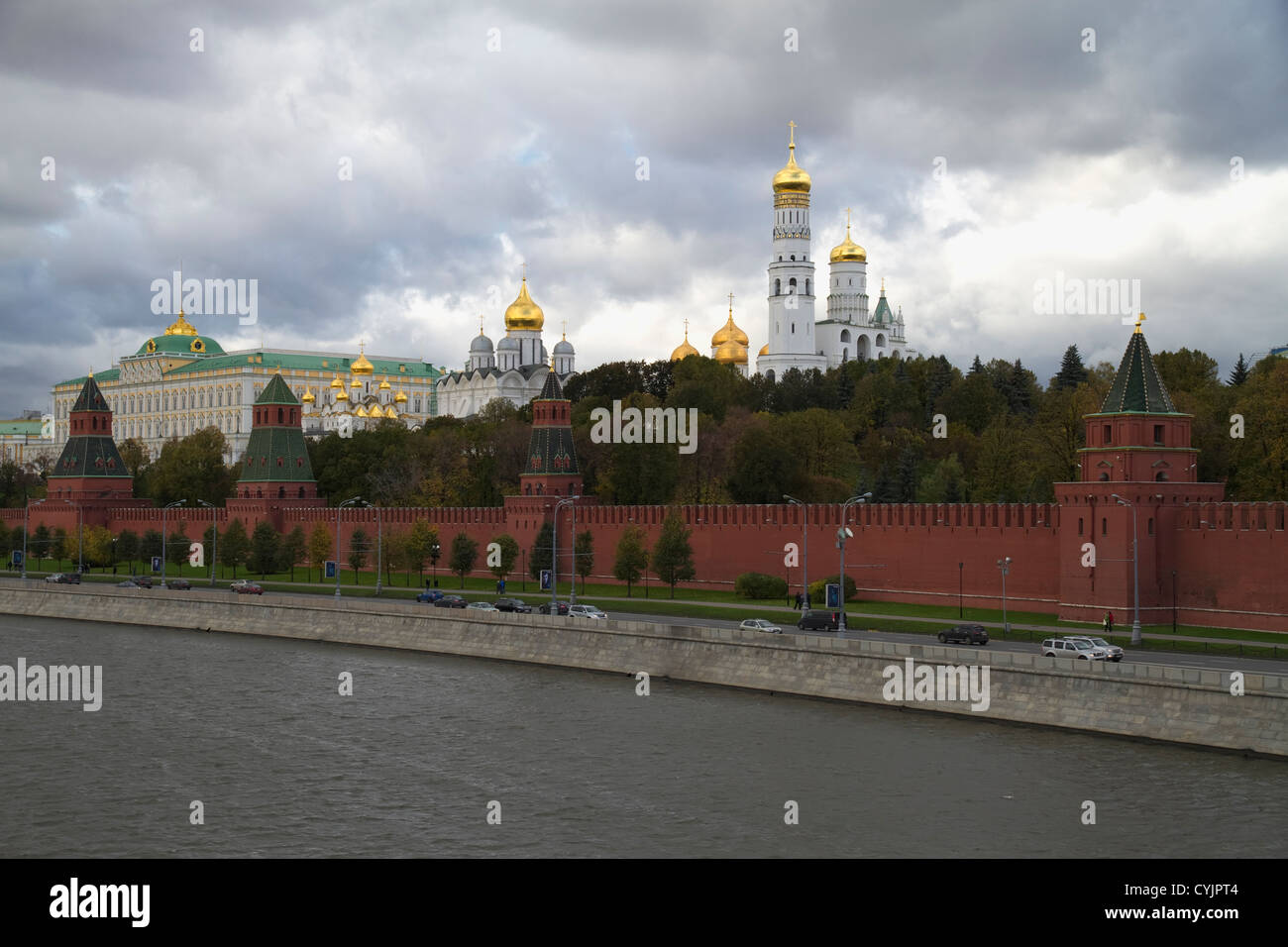 Blick auf den Moskauer Kreml bewölkten Tag. Stockfoto
