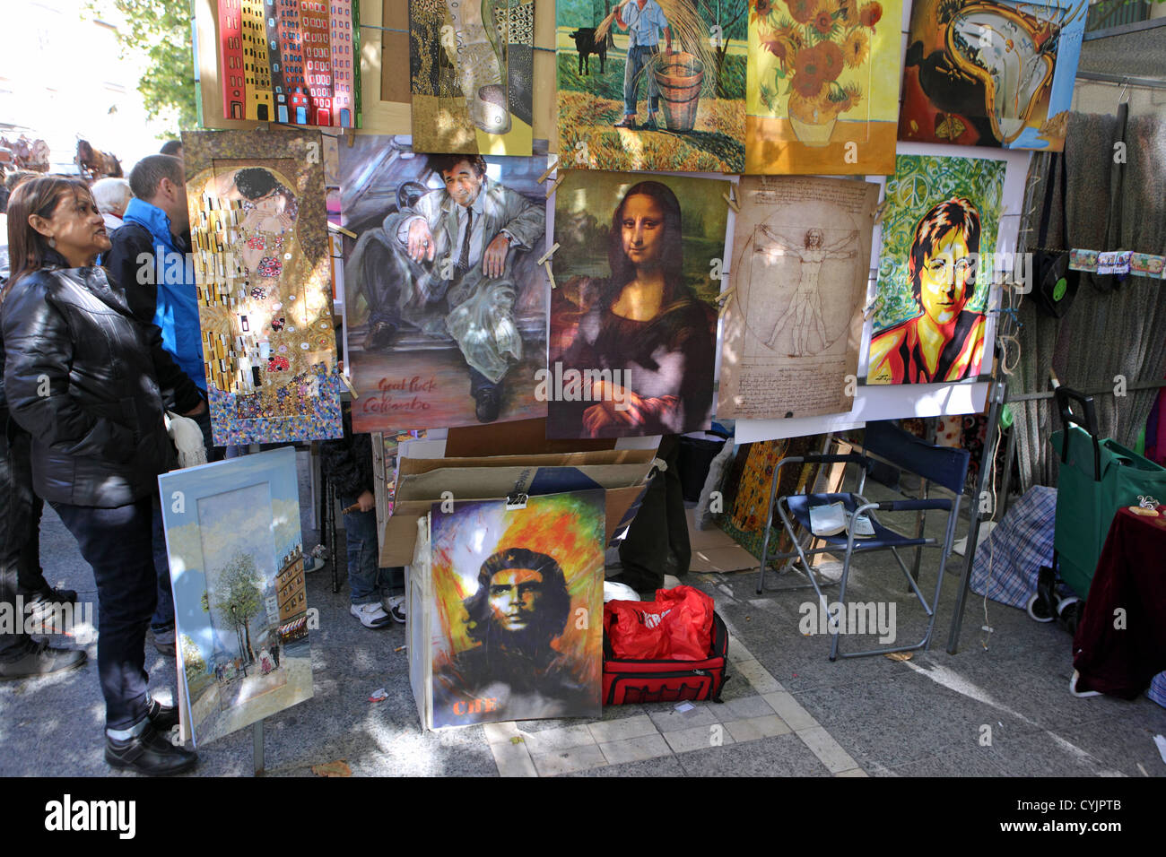 Kopien der berühmten Bilder Kulturikonen Kunstwerke Kunstwerke zum Verkauf El Rastro Straßenmarkt, Madrid, Spanien Stockfoto