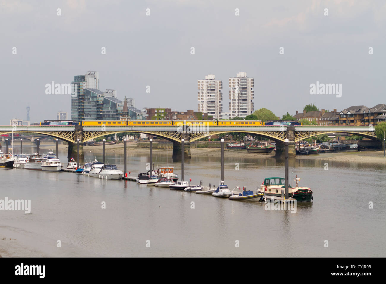 Ein Test-Zug der Cremorne Brücke über den Fluss Themse in der Nähe von Imperial Wharf in Chelsea London Stockfoto