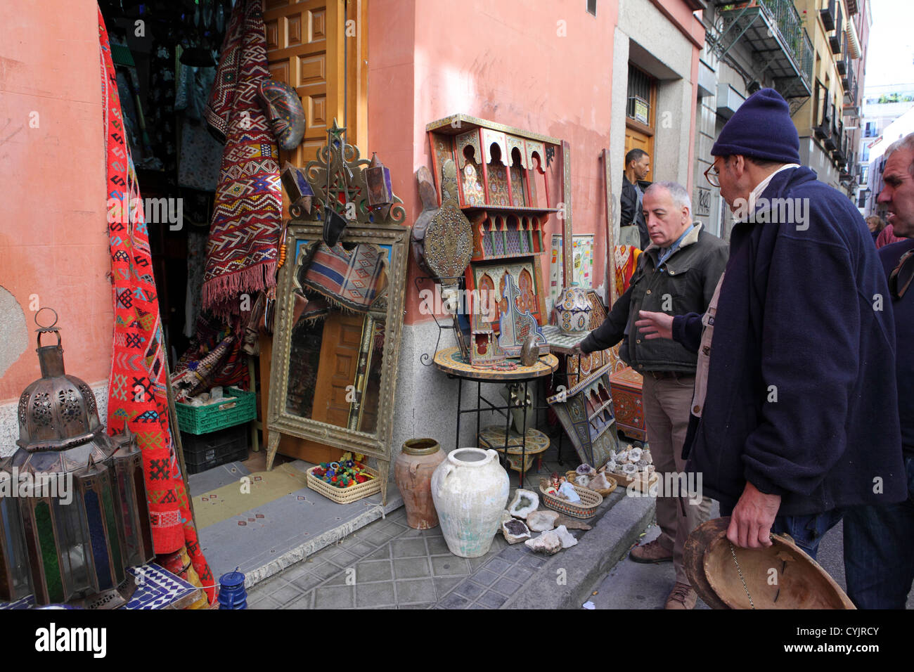 Trödel Antiquitäten Second-Hand Artikel zum Verkauf, El Rastro Sonntag Straßenmarkt, Madrid, Spanien. Stockfoto