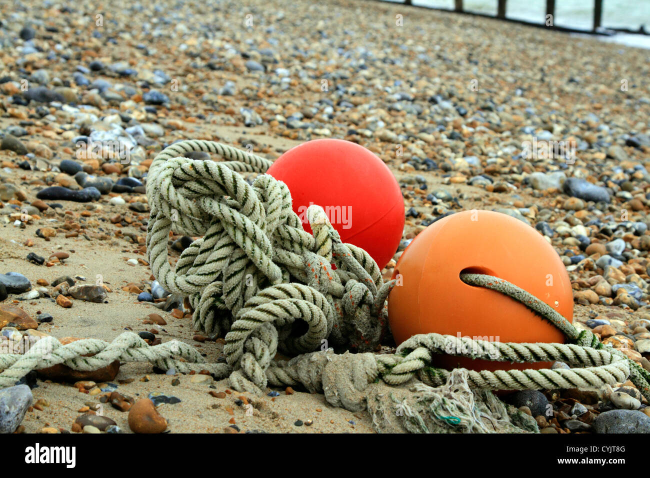 Zwei Bojen und Seil an einem steinigen Strand in Pevensey Sussex Stockfoto