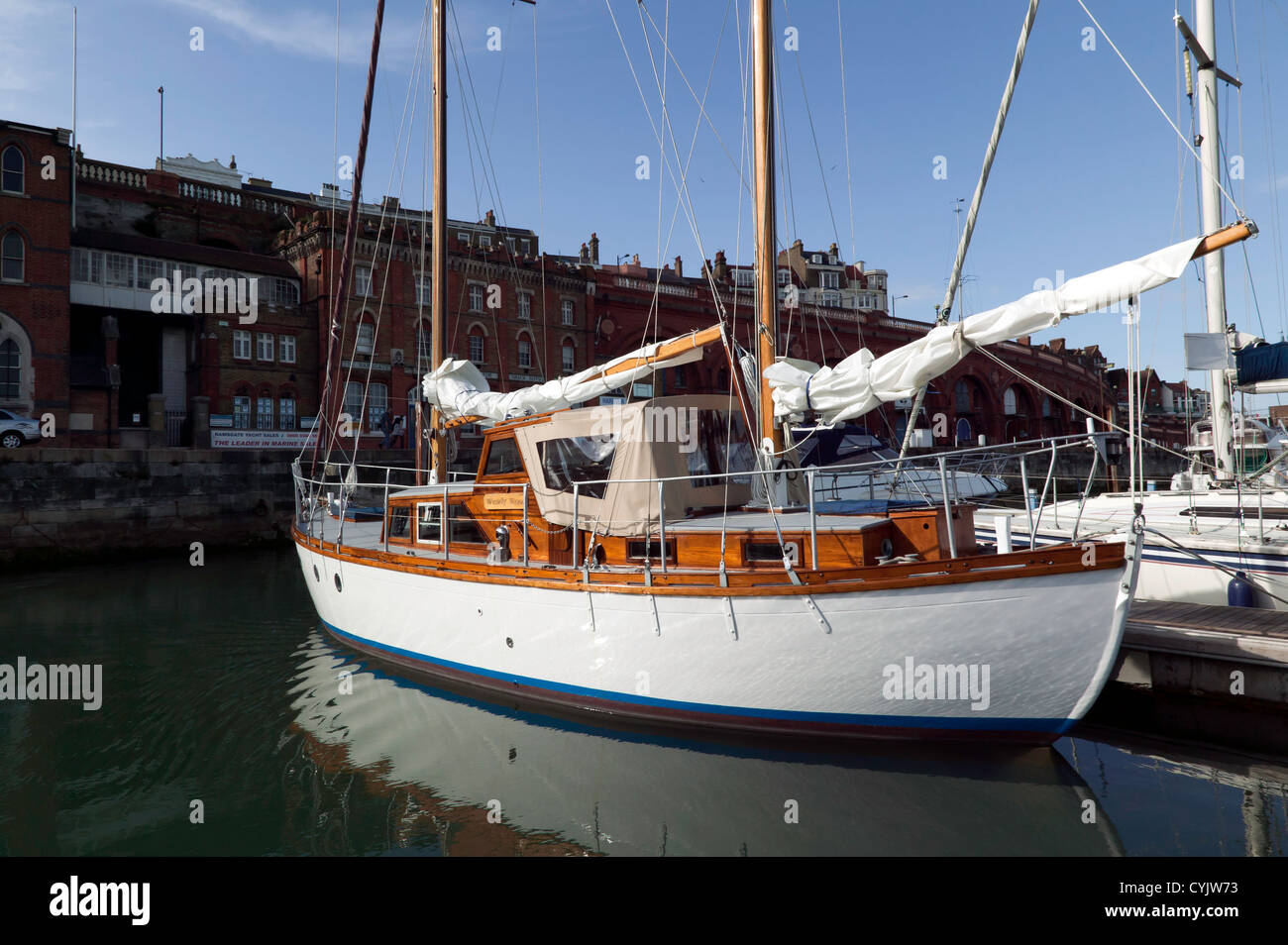 Wendy Woo, einer klassischen hölzernen Yacht vor Anker im Hafen von Ramsgate. Stockfoto