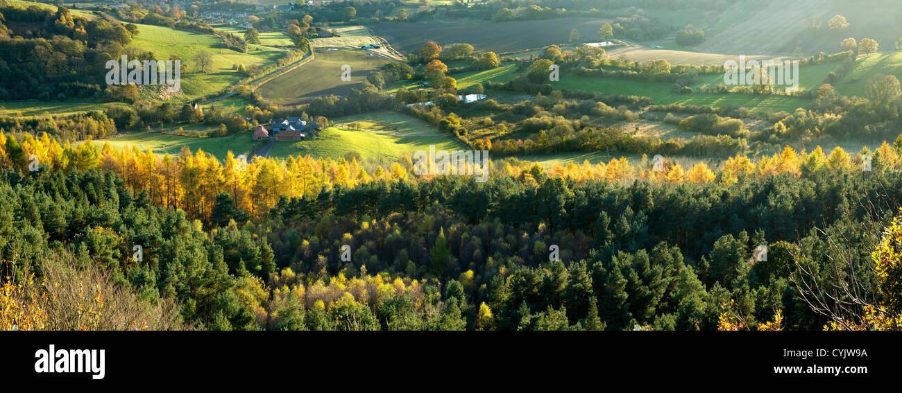 Kilburn-Dorf und Ackerland von The White Horse Kilburn betrachtet. Stockfoto