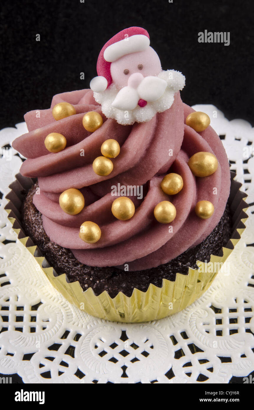 Weihnachten Schokolade Cupcake mit goldenen Zucker Kugeln Stockfoto