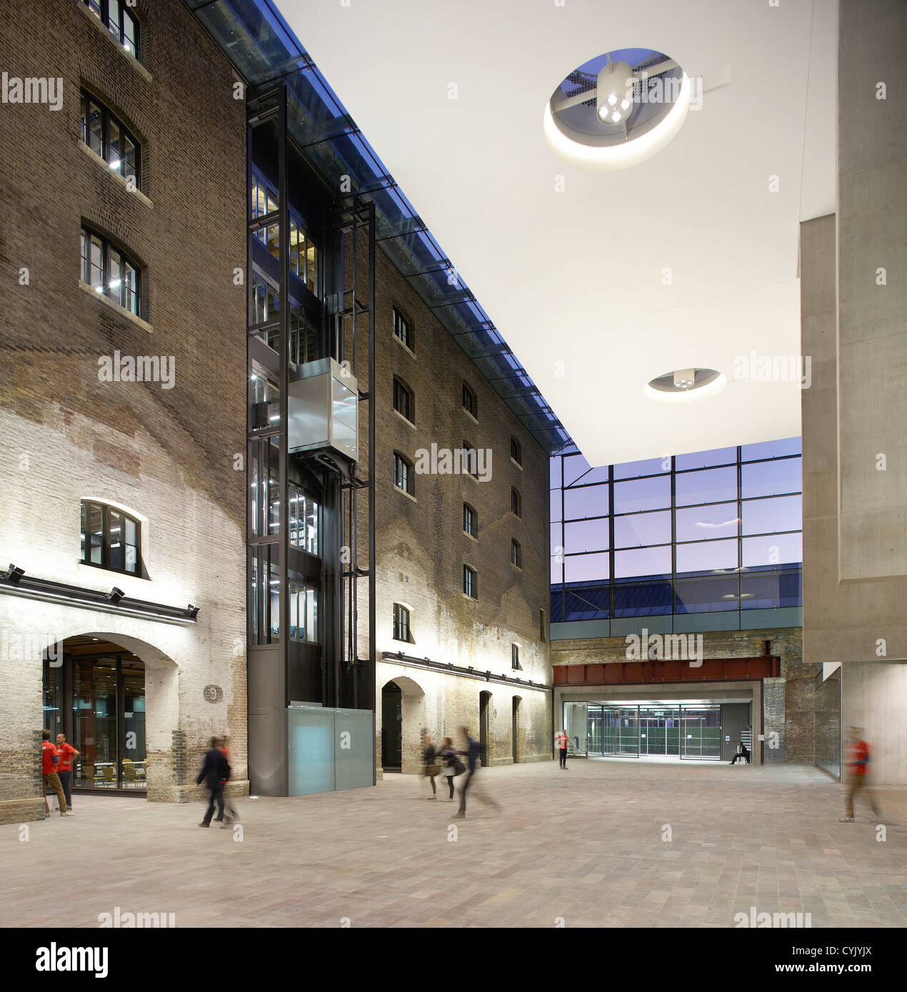Central Saint Martins, London, Vereinigtes Königreich. Architekt: Stanton Williams, 2011. Atrium. Stockfoto