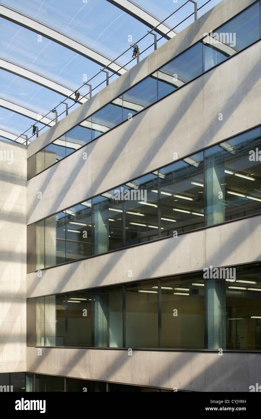 Central Saint Martins, London, Vereinigtes Königreich. Architekt: Stanton Williams, 2011. Atrium. Stockfoto