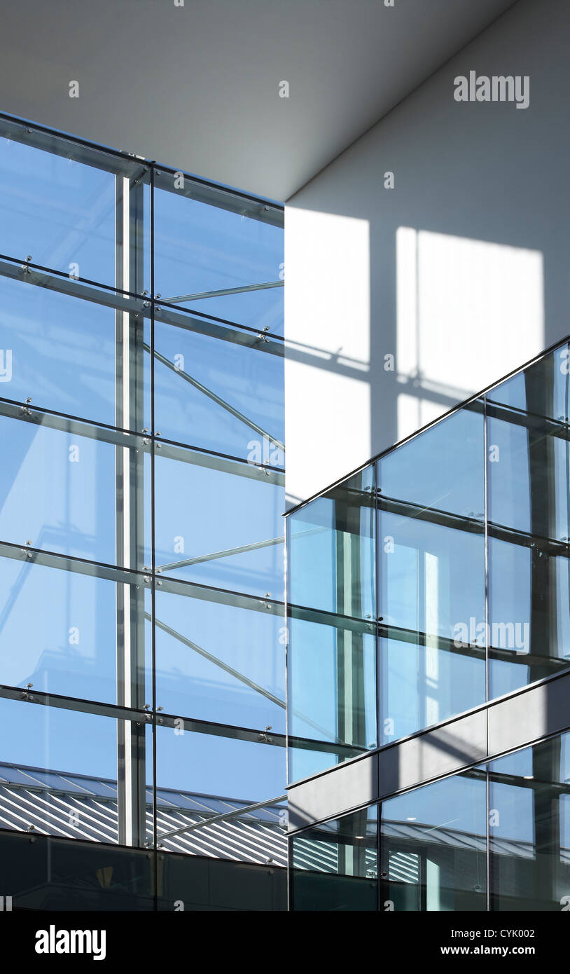 Central Saint Martins, London, Vereinigtes Königreich. Architekt: Stanton Williams, 2011. Verglasung Detail. Stockfoto