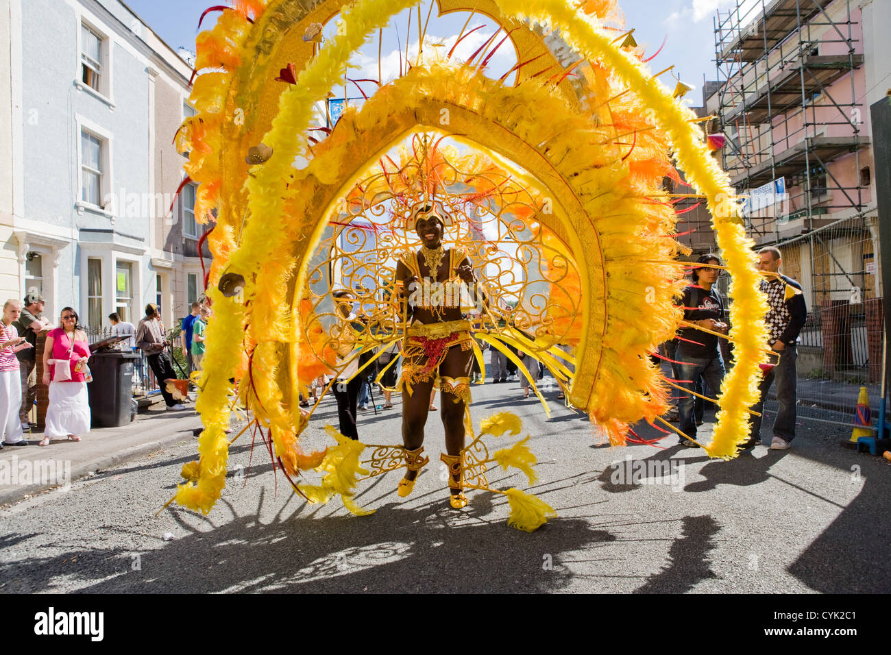 Frau in bunten Kostümen St Pauls Afrikan Caribbean Carnival, Bristol, Vereinigtes Königreich. Stockfoto