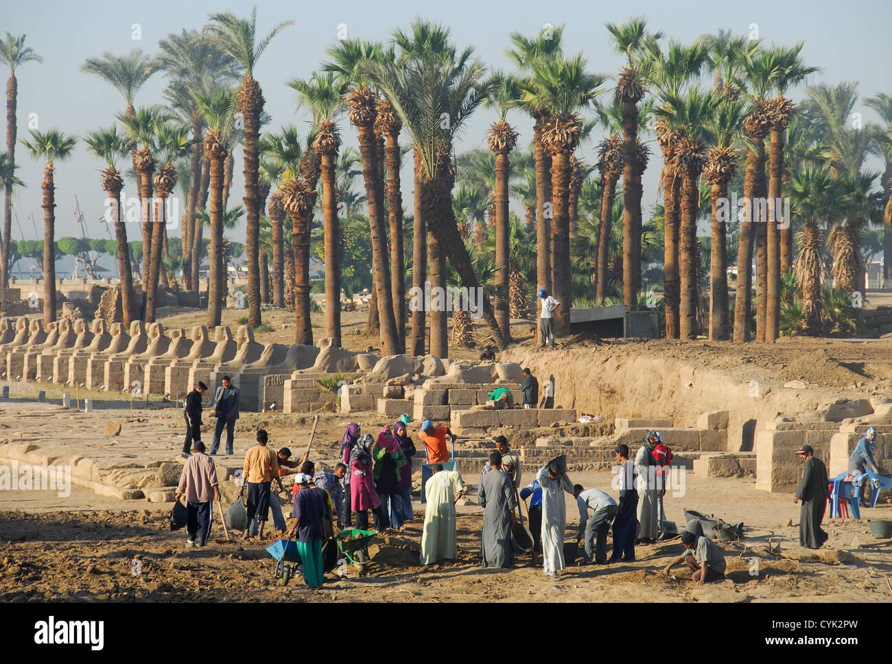 LUXOR, ÄGYPTEN. Eine archäologische Grabung auf Avenue Sphinxe im Luxor-Tempel. 2009. Stockfoto