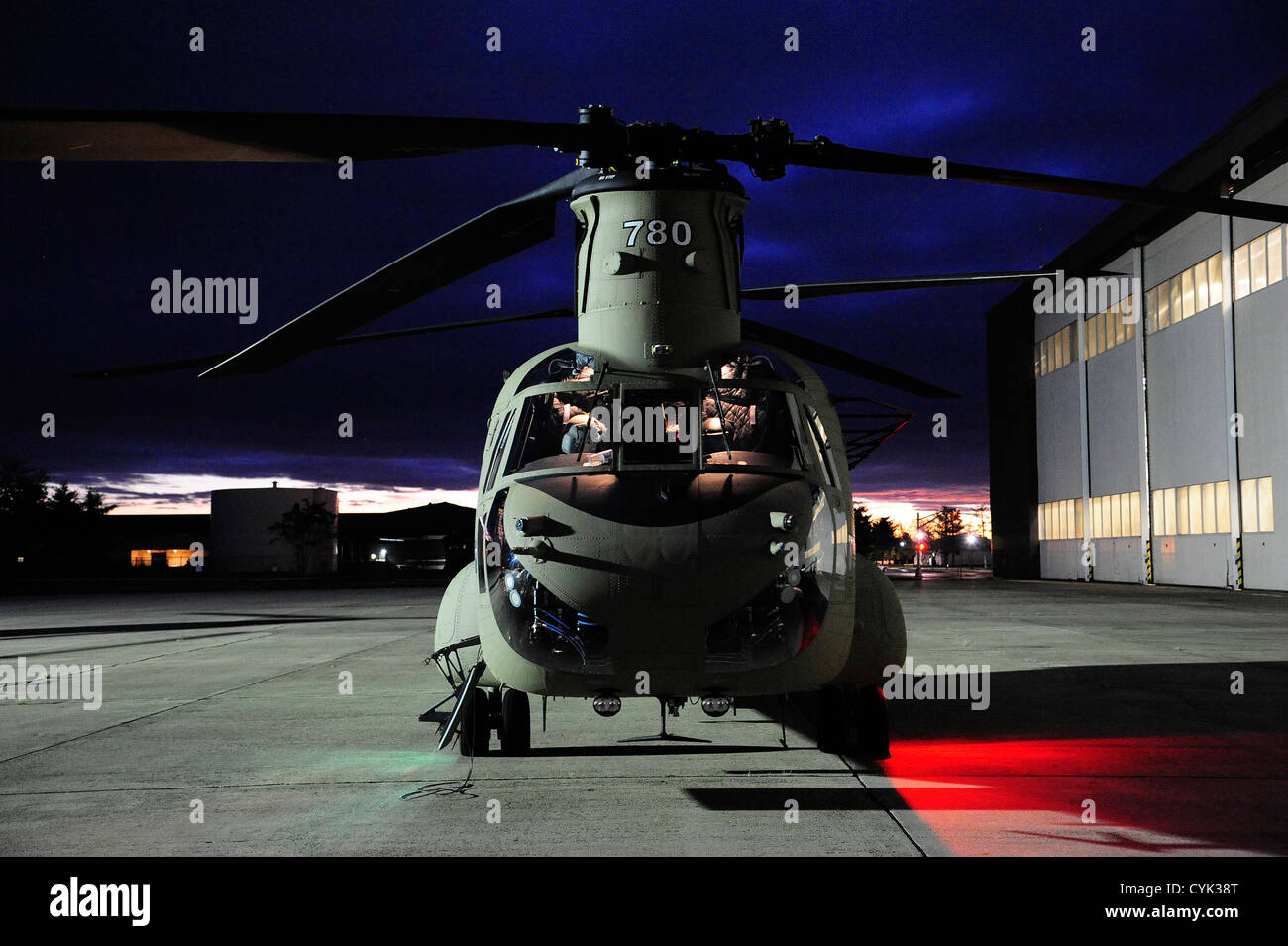 GEMEINSAME Basis MCGUIRE-DIX-LAKEHURST, NJ - Mitglieder von Georgien Army National Guard bereiten ihre CH-47 Chinook Schwerlast-Hubschrauber für einen Flug von Joint Base McGuire-Dix-Lakehurst, N.J., Staten Island, NY Das Flugzeug bewegte sich Mitglieder der N Stockfoto