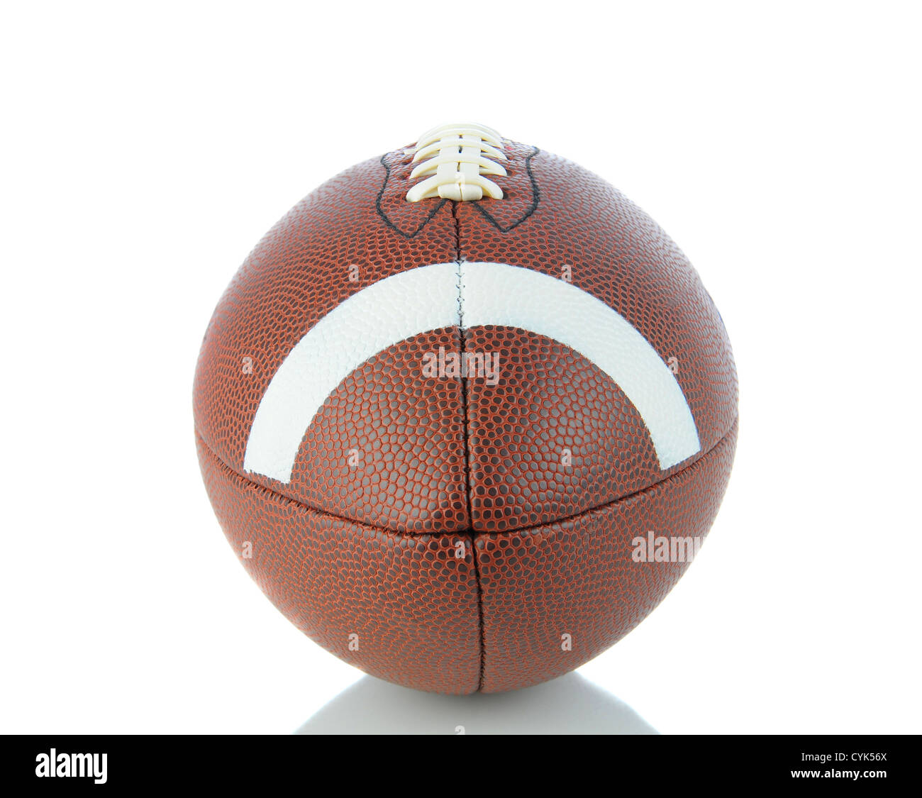 Eine Nahaufnahme Endansicht ein American Football auf weißem Hintergrund mit Reflexion. Stockfoto