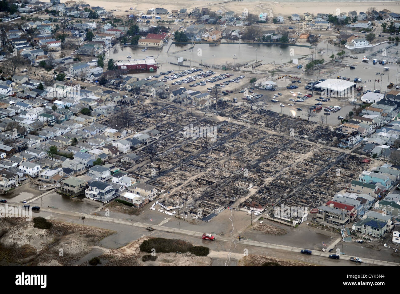 Armeegeneral Frank Grass und Obermeister der Luftwaffe Denise Jelinski-Hall besuchen Gebiete in New Jersey und New York, die von Hurrikan Sandy betroffen sind, überwachen die Wiederaufbau-Bemühungen der Nationalgarde und bewerten die Schäden, um die laufenden Hilfseinsätze zu unterstützen. Stockfoto