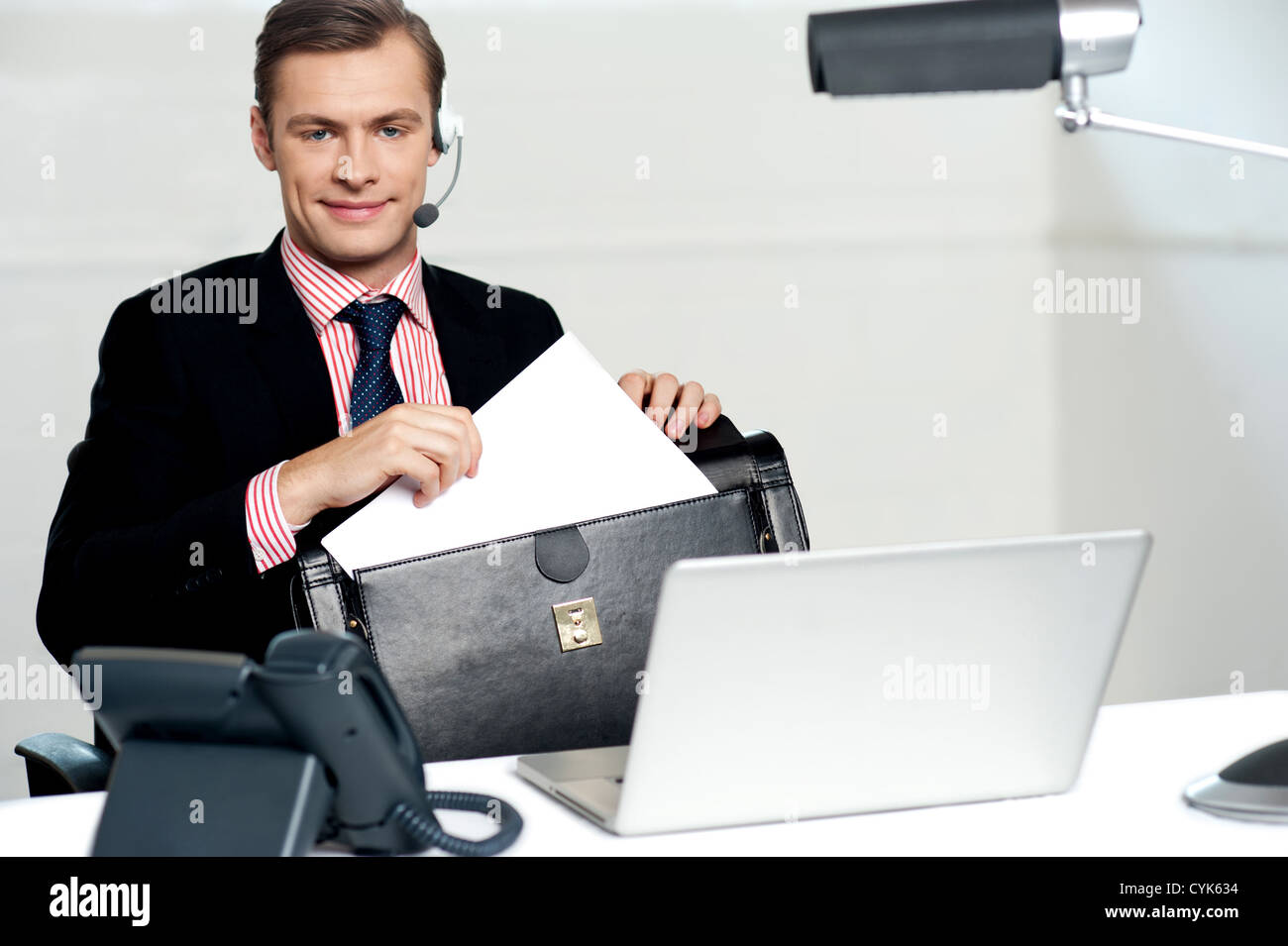 Männlichen Anruf Zentrum Executive Vermittlung von Papierarbeiten und hält sie sicher in der Tasche Stockfoto