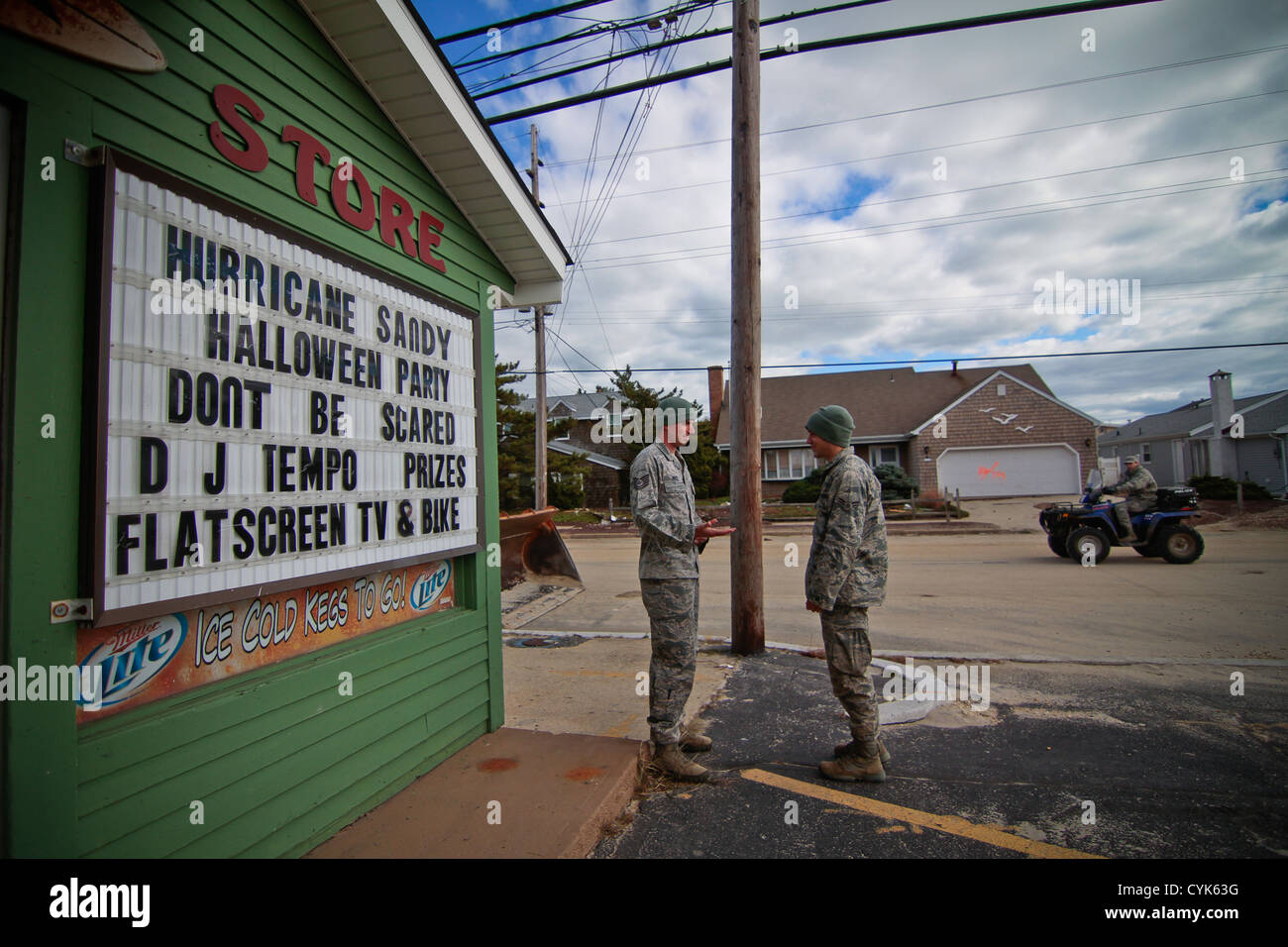 New Jersey Air National Guardsmen der 227th Air Support Operations Squadron, 177th Fighter Wing, bereiten sich auf Sicherheitspatrouillen am Strand in Brick Township, New Jersey, vor. Stockfoto