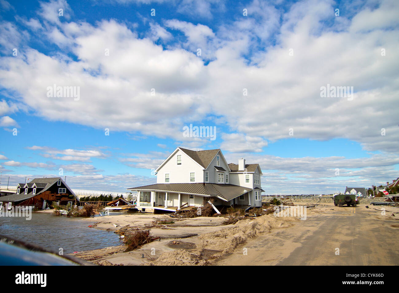 Eine HUMMWV der New Jersey Air National Guard patrouilliert am 3. November an den Stränden von Brick Township und unterstützt die örtlichen Strafverfolgungsbehörden bei der Wiederherstellung von Sandy nach dem Hurrikan. Stockfoto