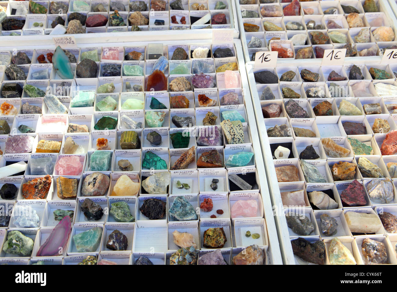 Mineralglas Stein Steinsammlung für Verkauf Auswahl, El Rastro, Sonntag Straßenmarkt, Madrid, Spanien Stockfoto