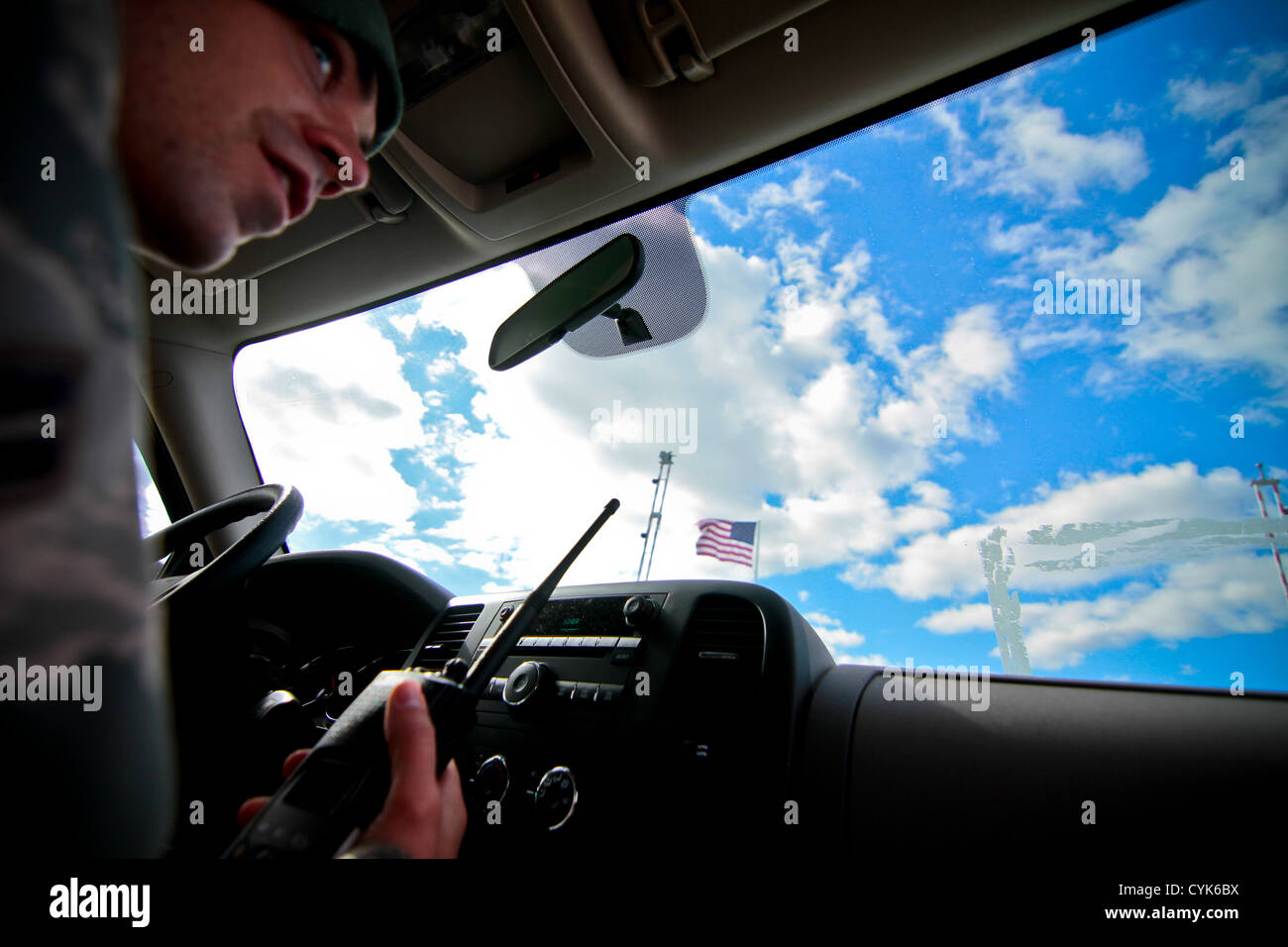 Der erste-Klasse-Flieger Christopher Whitehurst vom 177th Fighter Wing kontrolliert das Funkgerät während eines Sicherheitseinsatzes in Brick Township, New Jersey, und unterstützt die lokalen Strafverfolgungsbehörden nach Hurrikan Sandy. Stockfoto