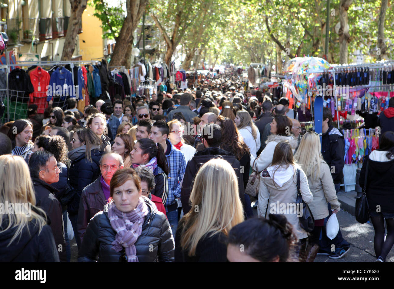 Beschäftigt überfüllt Draufsicht auf Sonntag Straßenmarkt, El Rastro, Madrid, Spanien Stockfoto