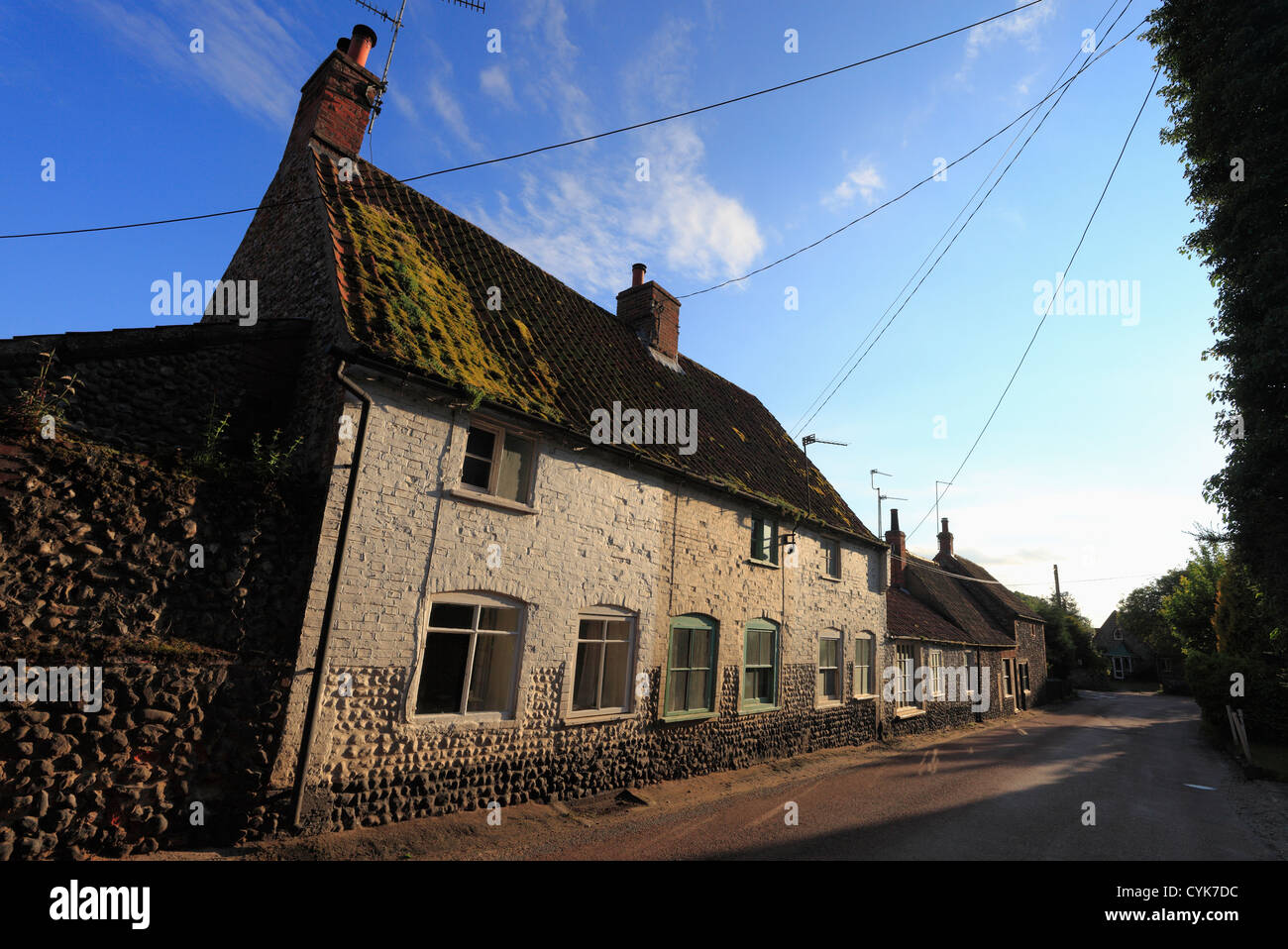 Alte Häuser und die Küstenstraße bei Toynbee, Norfolk, England, UK. Stockfoto