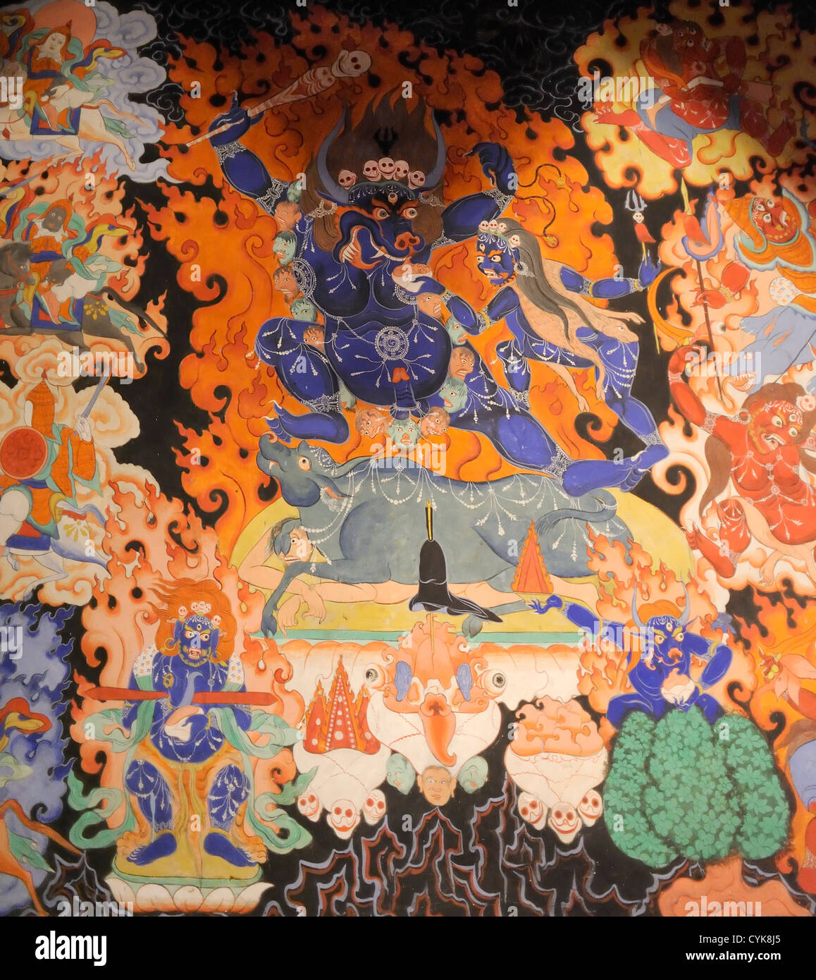 Wandmalerei zeigt der buddhistischen zornvollen Guardian Yama Dharmaraja, den Gott des Todes, mit seiner Gemahlin Chamundi Stockfoto