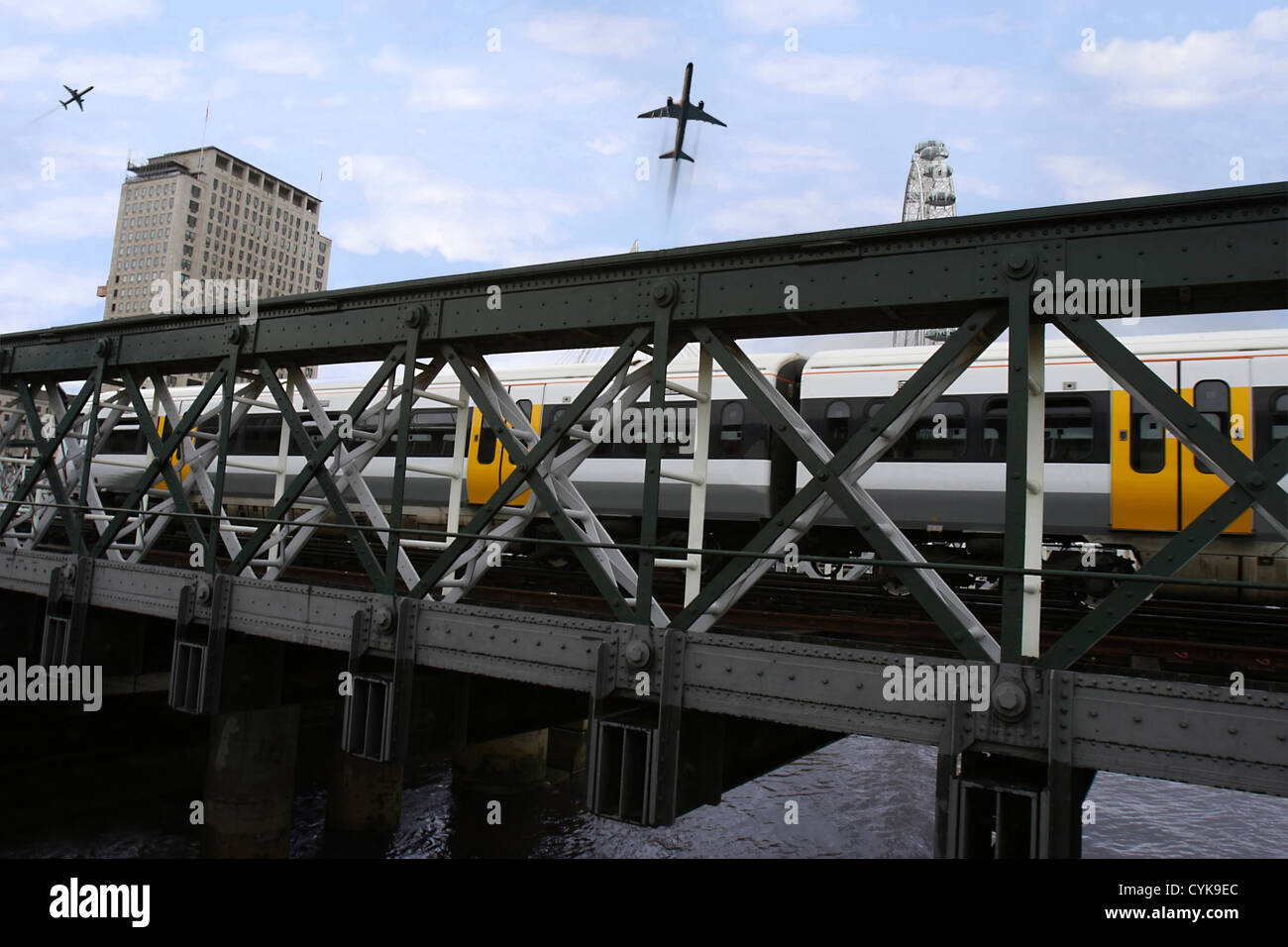Zug und Flugzeug vorbei über eine Brücke in London Stadt Stockfoto
