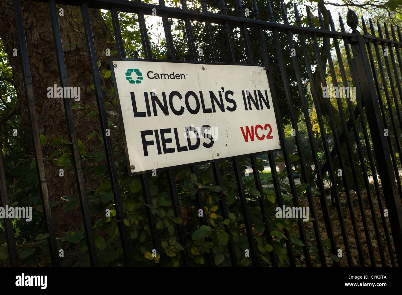 Lincoln es Inn Fields, Holborn, London, Nahaufnahme Foto Straßenschild hängen am Geländer des Parks. Stockfoto