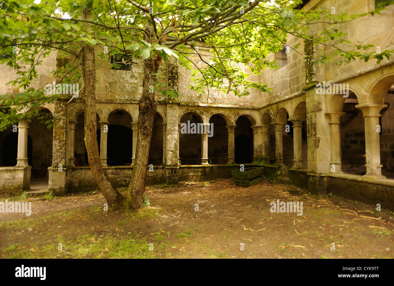 Gewölbten Kreuzgang und Innenhof in einem verlassenen Kloster oder Einsiedelei im Sil-Tal.  Esgos, Galizien, Spanien Stockfoto