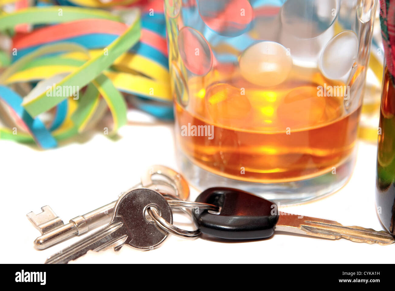 Glas Whiskey und Auto Schlüssel auf weißem Hintergrund mit Trunkenheit am Steuer und Süchte kann tödlich sein Stockfoto