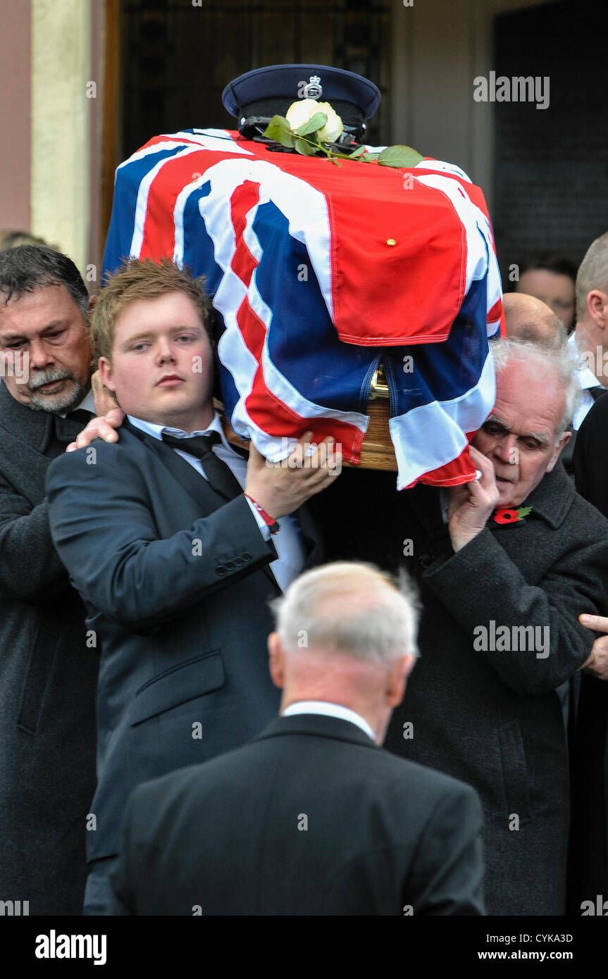 6. November 2012, Cookstown, Nordirland.  Der Sohn und der Vater der ermordeten Gefängnis Officer David Black tragen den Sarg aus der Kirche nach der Trauerfeier. Stockfoto