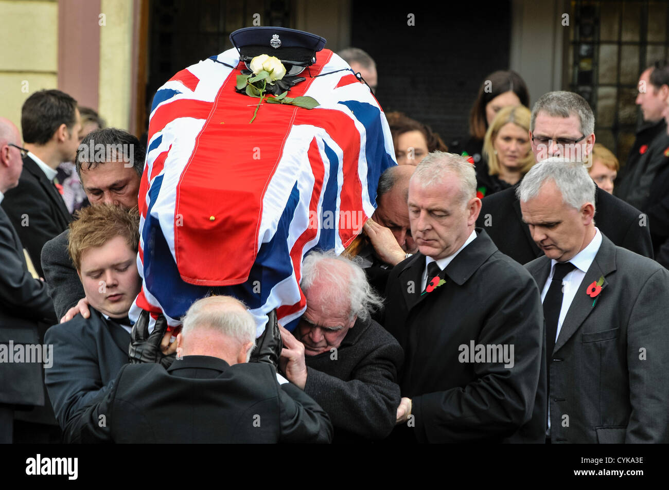 6. November 2012, Cookstown, Nordirland.  Der Sohn und der Vater der ermordeten Gefängnis Officer David Black tragen den Sarg aus der Kirche nach der Trauerfeier. Stockfoto