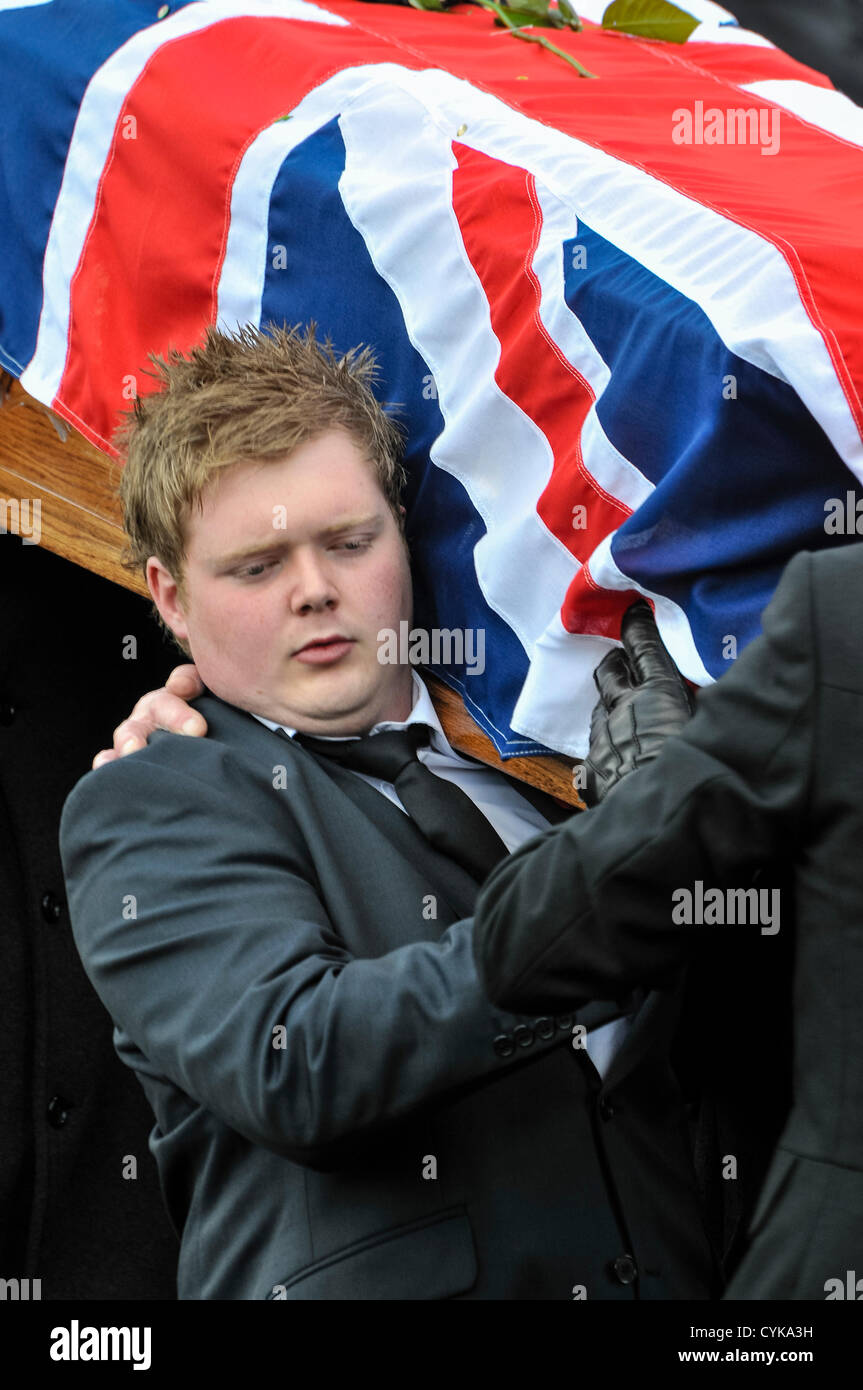 6. November 2012, Cookstown, Nordirland.  Der Sohn des ermordeten Gefängnis Officer David Black trägt den Sarg aus der Kirche nach der Trauerfeier. Stockfoto