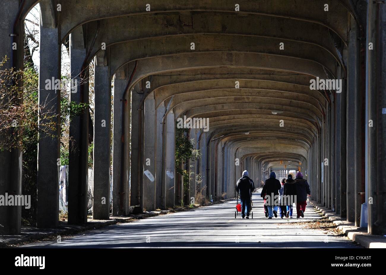 6. November 2012 - Queens, New York, USA - A Family Spaziergänge Rockaway Autobahn in Far Rockaway nach den Auswirkungen des Hurrikans Sandy, 6. November 2012. (Bild Kredit: Bryan Smith/ZUMAPRESS.com ©) Stockfoto