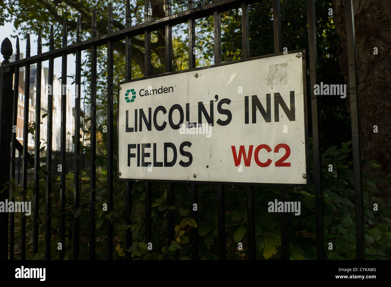 Lincoln es Inn Fields, Holborn, London, Nahaufnahme Foto Straßenschild hängen am Geländer des Parks. Stockfoto