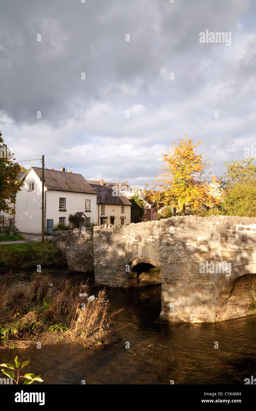 Die historische Steinbrücke 15. Jahrhundert Lastesel im Dorf Clun, South Shropshire UK Stockfoto