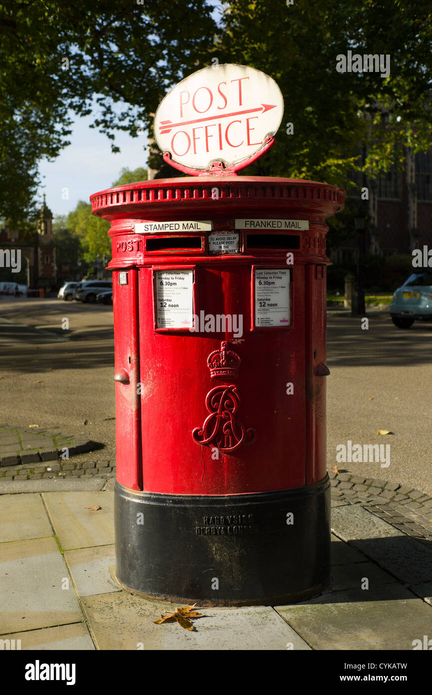 Lincoln es Inn Fields, Holborn, London, England. Postamt Zeichen auf rot Post, e-Mail oder Briefkasten. Stockfoto